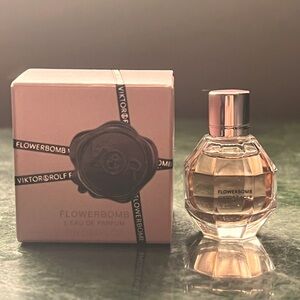 Flowerbomb by Viktor&Rolf L’eau de Parfum